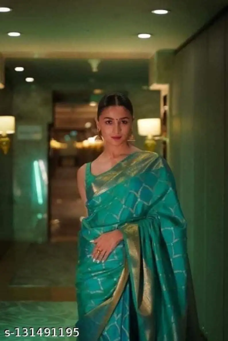 ALIA BHATT STUNNING LOOKS IN BEAUTIFUL GREEN SAREE SLEEVELESS BLOUSE 4